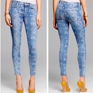 Hudson Nico Mid-Rise Super Skinny Jean in blue snake print size 26